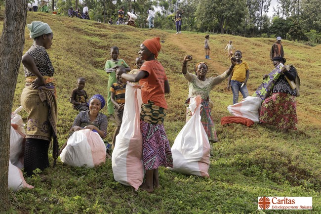 Guerre à l’Est de la #RDC : Caritas Bukavu assiste des ménages affectés à l’îlot d'Ihoka et à Tchofi en Territoire de Kalehe. caritasdev.cd/actualites/gue…