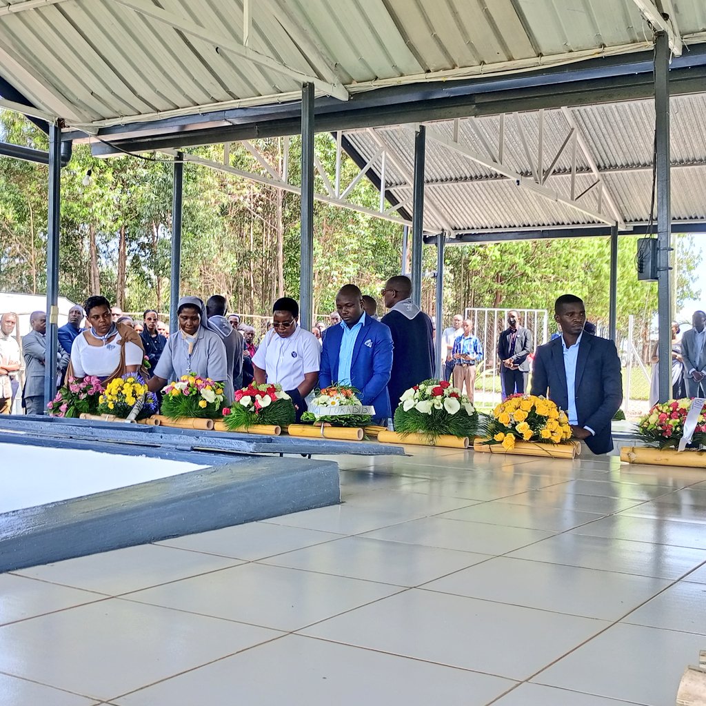 RutongoH's tweet photo. Muri uyu mwanya, mu Bitaro bya @RutongoH turimo kwibuka ku nshuro ya 31 Jenoside yakorewe Abatutsi mu Rwanda mu 1994. By'umwihariko turimo kwibuka abahoze ari abakozi b'Ibitaro bya #Rutongo n'ibigo nderabuzima byo muri zone ya Rutongo. Twifatanyije na Visi Meya @MutagandaT https://t.co/zbuCv8Stg7