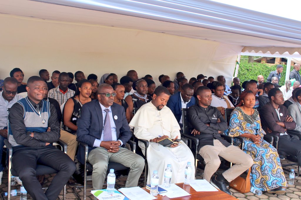 RutongoH's tweet photo. Muri uyu mwanya, mu Bitaro bya @RutongoH turimo kwibuka ku nshuro ya 31 Jenoside yakorewe Abatutsi mu Rwanda mu 1994. By'umwihariko turimo kwibuka abahoze ari abakozi b'Ibitaro bya #Rutongo n'ibigo nderabuzima byo muri zone ya Rutongo. Twifatanyije na Visi Meya @MutagandaT https://t.co/zbuCv8Stg7