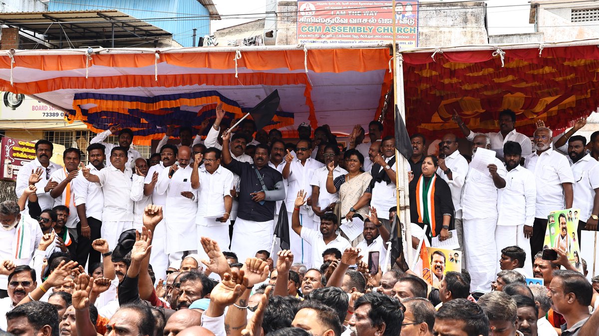 INCTamilNadu's tweet photo. அரசமைப்புச் சட்டத்தை வழங்கிய அண்ணல் டாக்டர் பி.ஆர். அம்பேத்கர் அவர்களை நாடாளுமன்றத்தில் இழிவுபடுத்தி பேசியதோடு, தமிழ்நாட்டின் நலன்களுக்கு விரோதமாக செயல்படுகிற சர்வாதிகார, பாசிச போக்கு கொண்ட ஒன்றிய உள்துறை அமைச்சர் அமித்ஷா அவர்களின் சென்னை வருகையையொட்டி, அவருக்கு எதிராக சென்னை மாவட்ட காங்கிரஸ் கமிட்டிகள் சார்பில், தமிழ்நாடு காங்கிரஸ் கமிட்டி தலைவர் திரு. கு. செல்வப்பெருந்தகை, எம்.எல்.ஏ., அவர்கள் தலைமையில், சென்னை மைலாப்பூர், டாக்டர் அம்பேத்கர் பாலம் அருகில் கருப்புக்கொடி ஏந்தி, மாபெரும் கண்டன ஆர்ப்பாட்டம் நடைபெற்றது.

இக்கண்டன ஆர்ப்பாட்டத்தில் தமிழ்நாடு காங்கிரஸ் இயக்க சீரமைப்பு மேலாண்மைக்குழு தலைவர் திரு. சா. பீட்டர் அல்போன்ஸ், தமிழ்நாடு சட்டமன்ற காங்கிரஸ் கட்சி கொறடா திரு. அசான் மௌலானா MLA , பொன்னேரி சட்டமன்ற உறுப்பினர் திரு துரை. சந்திரசேகர் தமிழ்நாடு காங்கிரஸ் துணை தலைவர்கள் திரு ஆ கோபண்ணா திரு சொர்ண சேதுராமன், Dr விஜயன் திருமதி இமயா கக்கன் திரு கீழானூர் ராஜேந்திரன், அமைப்பு செயலாளர் திரு ராம் மோகன் பொது செயலாளர்கள் திரு D செல்வம் திரு N.அருள் பெத்தையா திரு தளபதி பாஸ்கர், சிறுபான்மை துறை தலைவர் திரு முகமது ஆரிப், மீனவர் துறை தலைவர்  திரு. J  ஜோர்தான் ஜோசப், இலக்கிய பிரிவு தலைவர் திரு. பி எஸ் புத்தன், திரு. ரவீந்திரதாஸ் AICC உறுப்பினர் மாமன்ற உறுப்பினர்கள் முன்னணி அமைப்புகள் துறைகள் மற்றும் பிரிவுகள் தலைவர்கள் மற்றும் பெருந்திரளான காங்கிரஸ் கட்சியினர் பங்கேற்றனர்.

இக்கண்டன ஆர்ப்பாட்டத்தில் கலந்து கொண்ட தமிழ்நாடு காங்கிரஸ் கமிட்டி தலைவர் திரு. கு. செல்வப்பெருந்தகை, எம்.எல்.ஏ., அவர்கள் உள்ளிட்ட காங்கிரஸ் கட்சியினர் அனைவரையும் காவல்துறை கைது செய்தனர்.

#GoBackAmitShah