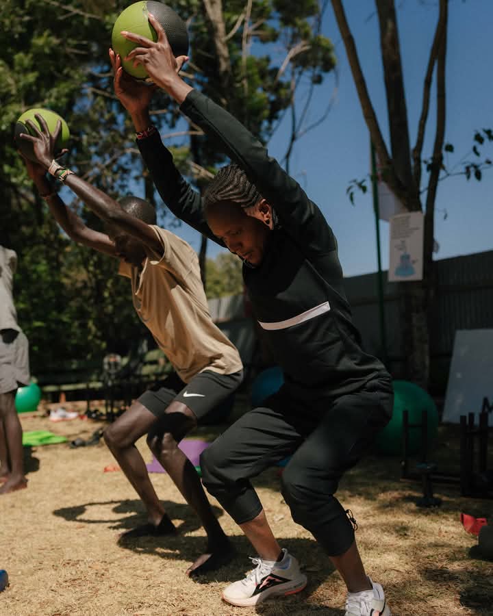 Kipyegon_Faith's tweet photo. No Pain, No Gain!

Building strength with the Kaptagat team 😊 https://t.co/VqJuWkPS6Q
