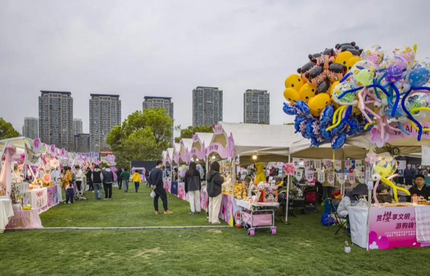 WuxiEco's tweet photo. Sipping coffee & savoring #slowtime with friends is the weekend plan for WEDD's youth🤗. This spring, chill street fairs are popping up across the district from parks🏞️, commercial complexes and modren cultural blocks🎪, serving up local eats😋, creative buys, live music, and lazy-day vibes.
Pro tip: @JJ_Lin's Miracle Coffee☕pops up at Wuxi JoyCity from April 10 to 13 (10 am to 9 pm daily). Don't miss it🌟!
Sunshine+coffee+vibes=WEDD's perfect April weekend🥰! #WEDDUpdates #MiracleCoffee