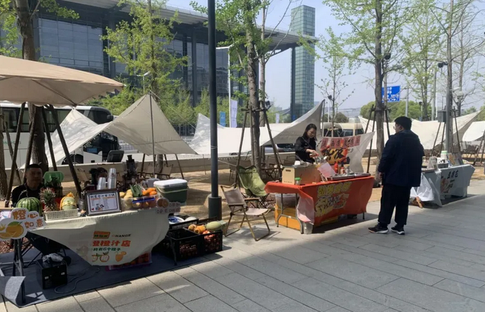 WuxiEco's tweet photo. Sipping coffee & savoring #slowtime with friends is the weekend plan for WEDD's youth🤗. This spring, chill street fairs are popping up across the district from parks🏞️, commercial complexes and modren cultural blocks🎪, serving up local eats😋, creative buys, live music, and lazy-day vibes.
Pro tip: @JJ_Lin's Miracle Coffee☕pops up at Wuxi JoyCity from April 10 to 13 (10 am to 9 pm daily). Don't miss it🌟!
Sunshine+coffee+vibes=WEDD's perfect April weekend🥰! #WEDDUpdates #MiracleCoffee