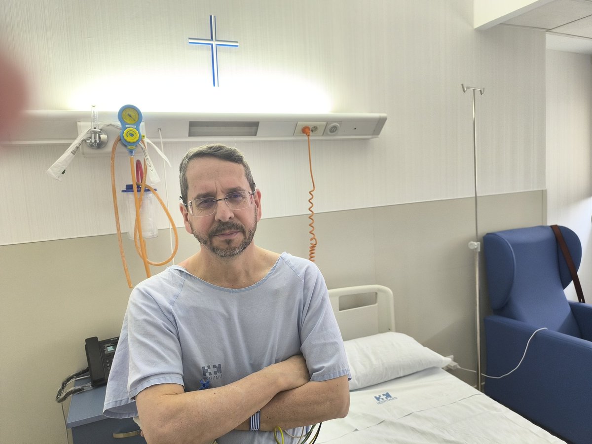 Rafael_Narbona's tweet photo. La cruz es un signo de esperanza. Agradezco que esté en mi habitación. Estoy en HM Monte Príncipe, muy agradecido a los médicos que me han salvado la vida. Si a alguien le molesta esa cruz, tal vez debería dejar de seguirme. https://t.co/IgMbz6UBAU