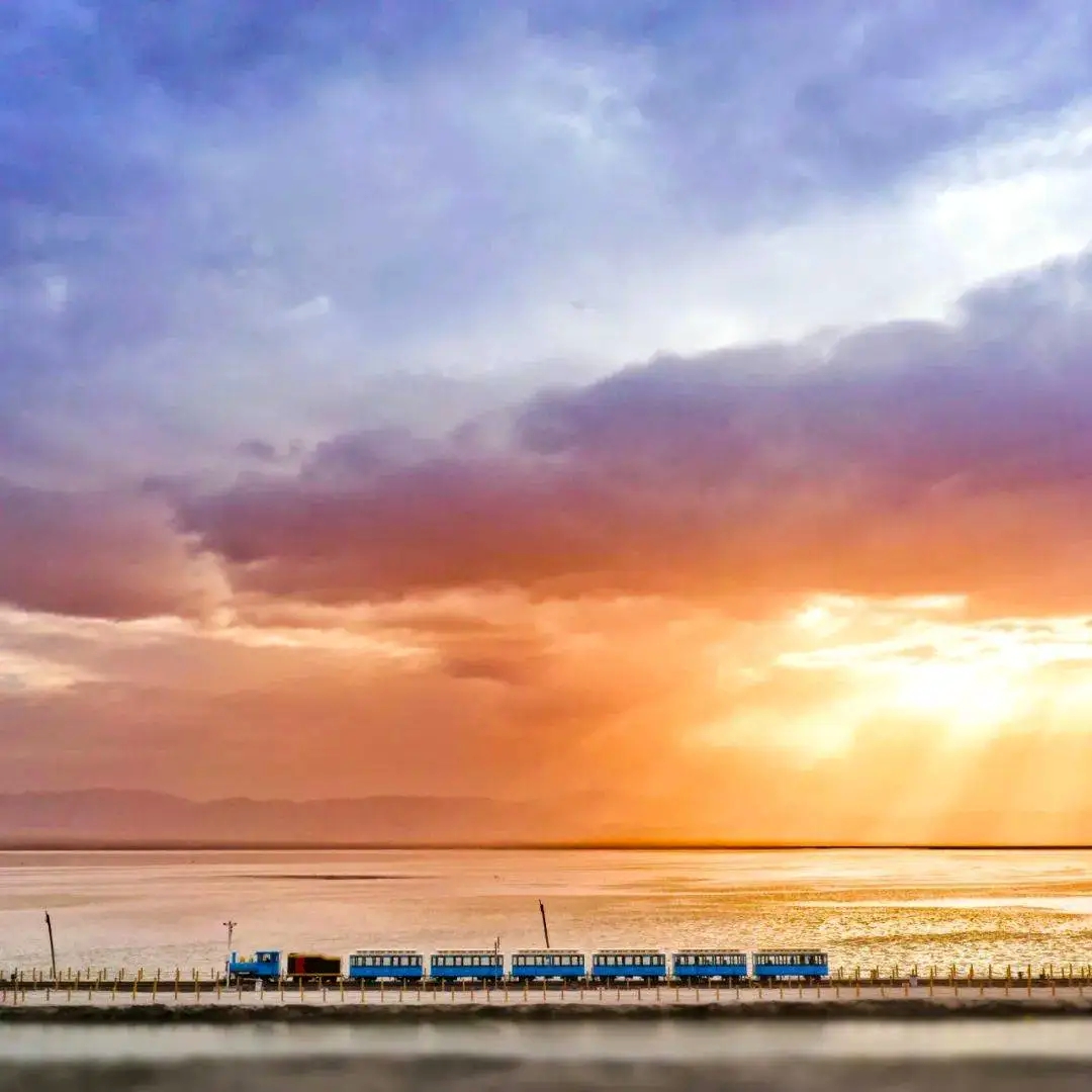 チャカ塩湖：千と千尋の世界ー空と地が交わる幻想の地
まるで『千と千尋の神隠し』の世界に迷い込んだかのように、沼の底に向かう列車に乗り込み
 blog.chinaviki.com/landmark/77743…