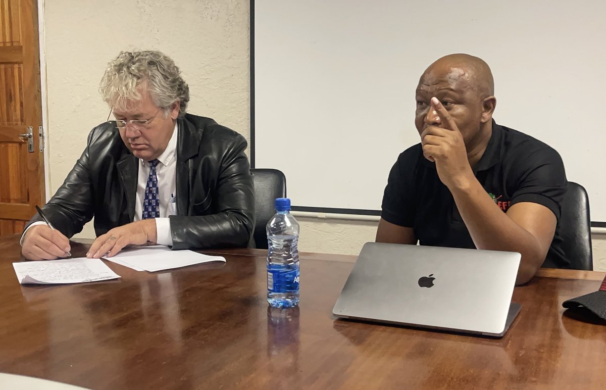 effnorthercape's tweet photo. ♦️In Pictures♦️
The meeting between Orania/Freedom Front Plus and the leadership of EFF Northern Cape is currently underway in Kimberley.
#YearOfThePicketLines https://t.co/49NB4kBmbO