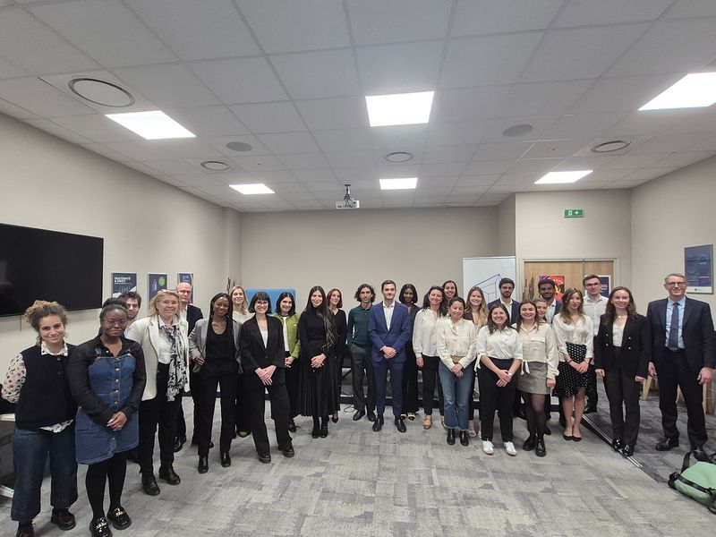 barreau92's tweet photo. 📸10 avril - 2ème édition 2025 de l'Après-Serment l'after-work d'accueil des #avocates et des #avocats qui viennent de rejoindre #Barreau92. L'occasion de présenter l'Ordre, ses services,la Conférence et les syndicats. @Piot5 Merci aux jeunes confrères présents https://t.co/ie3NWCmzZe