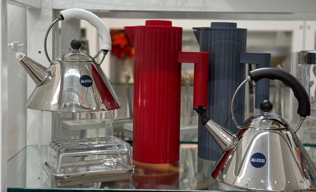 Now at Didriks: Enjoy the ritual of brewing with kettles and coffee makers from Alessi, featuring modern shapes and thoughtful design—perfect for savoring every cup of coffee or tea.