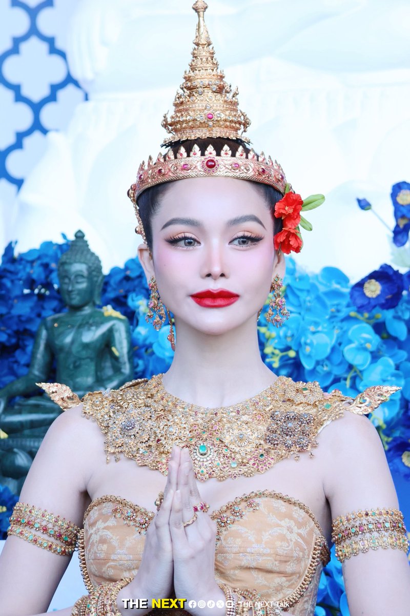 THENEXT_Talk's tweet photo. ก่อนกลับไปกราบญาติผู้ใหญ่วันสงกรานต์ ขอกราบความสวยพี่ฟ้าก่อนเลยค่ะ ((ไหว้ย่อ 🙏🏻✨️))

ENGLOT SONGKRAN ICONSIAM

#ENGLOTxICONSIAM
#ICONSIAMSongkran 
#สงกรานต์ที่ไอคอนสยาม #ICONSIAM 
#อิงฟ้ามหาชน #EngfaWaraha  
#THENEXTTalk 
#THENEXTTalkEnt https://t.co/LD5IWnMfmV