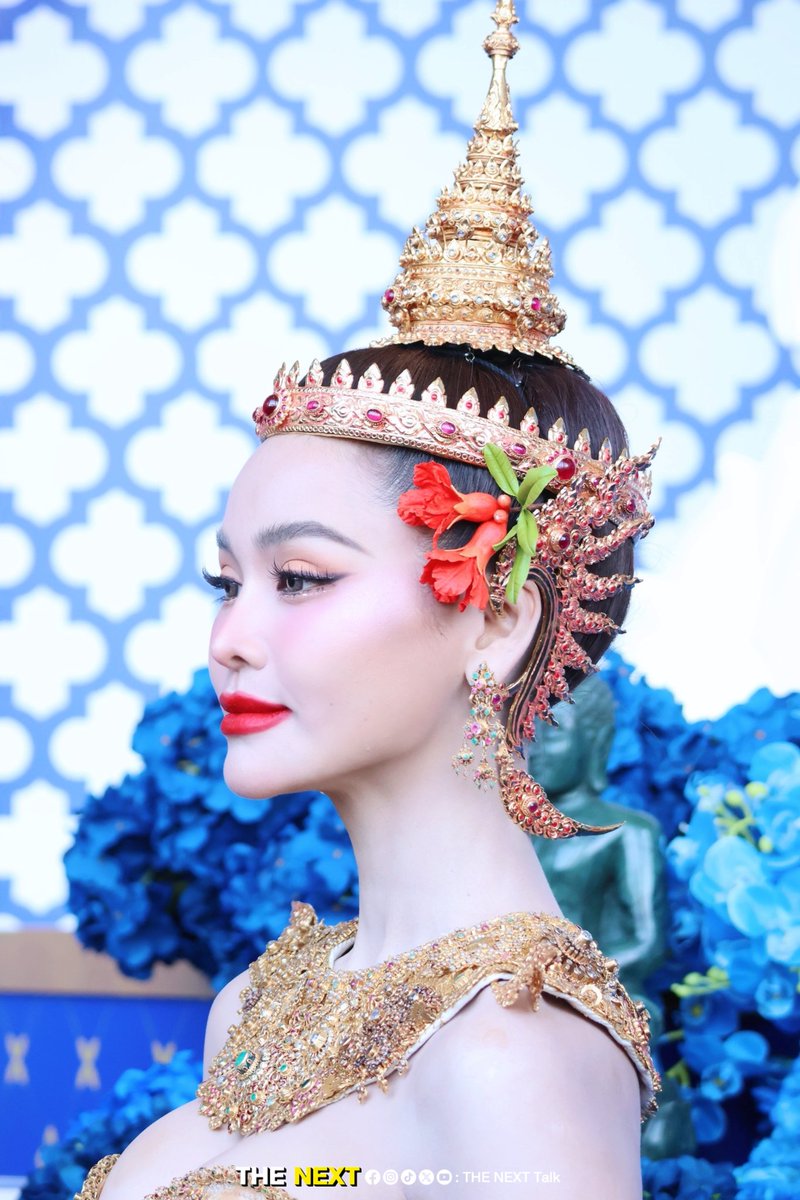THENEXT_Talk's tweet photo. ก่อนกลับไปกราบญาติผู้ใหญ่วันสงกรานต์ ขอกราบความสวยพี่ฟ้าก่อนเลยค่ะ ((ไหว้ย่อ 🙏🏻✨️))

ENGLOT SONGKRAN ICONSIAM

#ENGLOTxICONSIAM
#ICONSIAMSongkran 
#สงกรานต์ที่ไอคอนสยาม #ICONSIAM 
#อิงฟ้ามหาชน #EngfaWaraha  
#THENEXTTalk 
#THENEXTTalkEnt https://t.co/LD5IWnMfmV