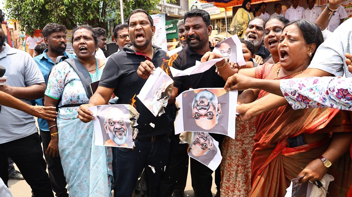 INCTamilNadu's tweet photo. அரசமைப்புச் சட்டத்தை வழங்கிய அண்ணல் டாக்டர் பி.ஆர். அம்பேத்கர் அவர்களை நாடாளுமன்றத்தில் இழிவுபடுத்தி பேசியதோடு, தமிழ்நாட்டின் நலன்களுக்கு விரோதமாக செயல்படுகிற சர்வாதிகார, பாசிச போக்கு கொண்ட ஒன்றிய உள்துறை அமைச்சர் அமித்ஷா அவர்களின் சென்னை வருகையையொட்டி, அவருக்கு எதிராக சென்னை மாவட்ட காங்கிரஸ் கமிட்டிகள் சார்பில், தமிழ்நாடு காங்கிரஸ் கமிட்டி தலைவர் திரு. கு. செல்வப்பெருந்தகை, எம்.எல்.ஏ., அவர்கள் தலைமையில், சென்னை மைலாப்பூர், டாக்டர் அம்பேத்கர் பாலம் அருகில் கருப்புக்கொடி ஏந்தி, மாபெரும் கண்டன ஆர்ப்பாட்டம் நடைபெற்றது.

இக்கண்டன ஆர்ப்பாட்டத்தில் தமிழ்நாடு காங்கிரஸ் இயக்க சீரமைப்பு மேலாண்மைக்குழு தலைவர் திரு. சா. பீட்டர் அல்போன்ஸ், தமிழ்நாடு சட்டமன்ற காங்கிரஸ் கட்சி கொறடா திரு. அசான் மௌலானா MLA , பொன்னேரி சட்டமன்ற உறுப்பினர் திரு துரை. சந்திரசேகர் தமிழ்நாடு காங்கிரஸ் துணை தலைவர்கள் திரு ஆ கோபண்ணா திரு சொர்ண சேதுராமன், Dr விஜயன் திருமதி இமயா கக்கன் திரு கீழானூர் ராஜேந்திரன், அமைப்பு செயலாளர் திரு ராம் மோகன் பொது செயலாளர்கள் திரு D செல்வம் திரு N.அருள் பெத்தையா திரு தளபதி பாஸ்கர், சிறுபான்மை துறை தலைவர் திரு முகமது ஆரிப், மீனவர் துறை தலைவர்  திரு. J  ஜோர்தான் ஜோசப், இலக்கிய பிரிவு தலைவர் திரு. பி எஸ் புத்தன், திரு. ரவீந்திரதாஸ் AICC உறுப்பினர் மாமன்ற உறுப்பினர்கள் முன்னணி அமைப்புகள் துறைகள் மற்றும் பிரிவுகள் தலைவர்கள் மற்றும் பெருந்திரளான காங்கிரஸ் கட்சியினர் பங்கேற்றனர்.

இக்கண்டன ஆர்ப்பாட்டத்தில் கலந்து கொண்ட தமிழ்நாடு காங்கிரஸ் கமிட்டி தலைவர் திரு. கு. செல்வப்பெருந்தகை, எம்.எல்.ஏ., அவர்கள் உள்ளிட்ட காங்கிரஸ் கட்சியினர் அனைவரையும் காவல்துறை கைது செய்தனர்.

#GoBackAmitShah