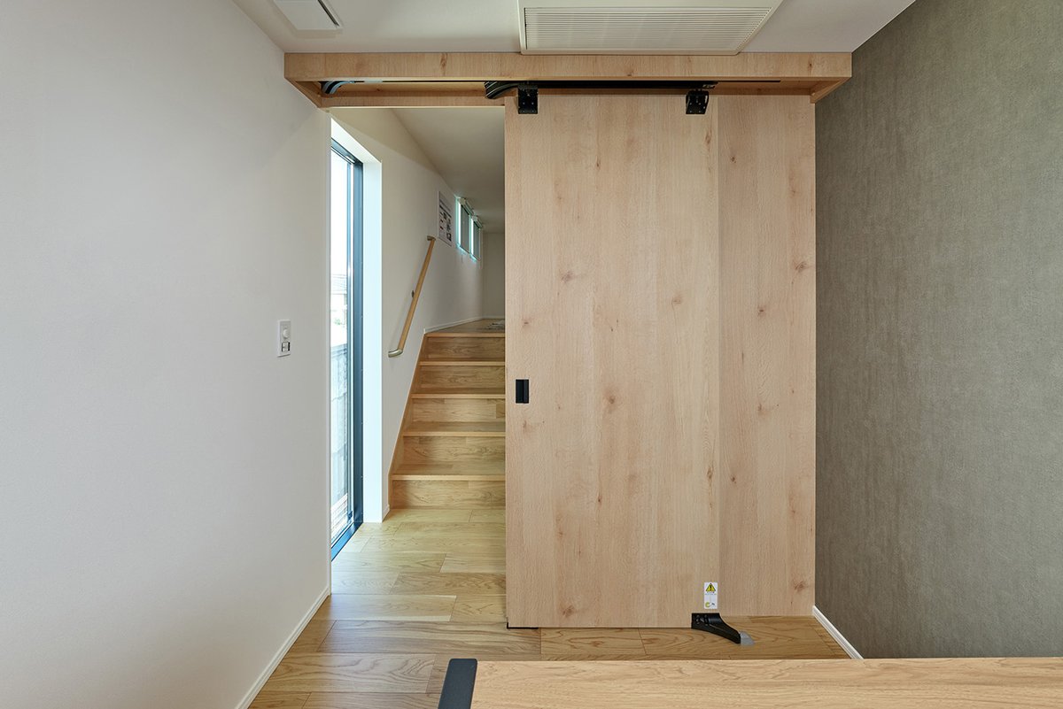 Create seamless spaces with the FLUSH SLIDING DOOR SYSTEM MFU1200.
Ideal for hidden doors that blend into the wall with minimalist precision.

global.sugatsune.com/global/en/arch…

#Sugatsune #DetailsMatter #MFU1200 #FlushDoor #HiddenDoor #SlidingDoorSystem #TwoWayDamper #MinimalDesign