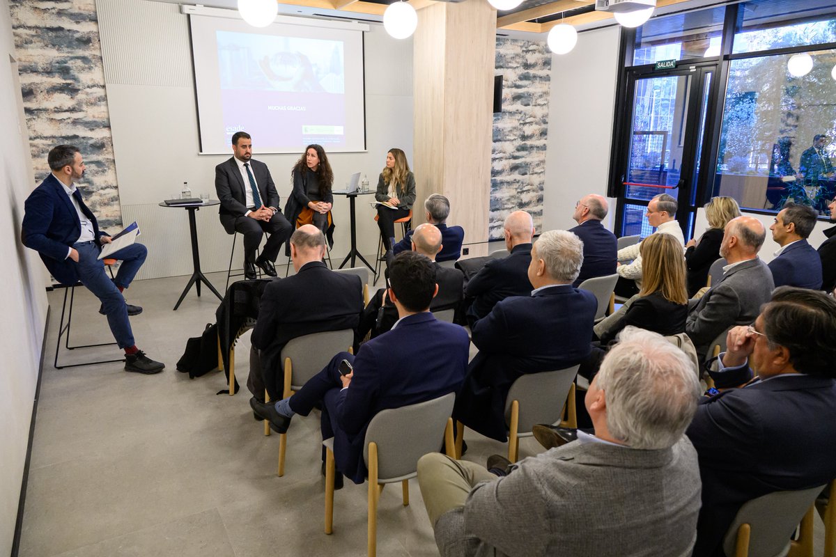 EsadeGeo (@esadegeo) on Twitter photo 📢Hoy publicamos el informe "Relaciones económico-empresariales entre España y el CCG" por <a href="/TGuerreroBlanco/">Tomás Guerrero</a> y <a href="/adrianblanco78/">Adrián Blanco Estévez</a>.
🔎Con apoyo de la Secretaría de Estado, el informe analiza las claves de la relación.
📄Léelo aquí esade.me/43IY1Yt
#EspañaCCG #Geoeconomía 📢Hoy publicamos el informe "Relaciones económico-empresariales entre España y el CCG" por <a href="/TGuerreroBlanco/">Tomás Guerrero</a> y <a href="/adrianblanco78/">Adrián Blanco Estévez</a>.
🔎Con apoyo de la Secretaría de Estado, el informe analiza las claves de la relación.
📄Léelo aquí esade.me/43IY1Yt
#EspañaCCG #Geoeconomía