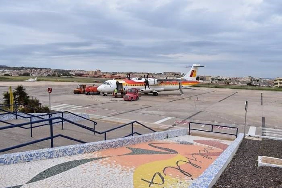 cadenasermel's tweet photo. 🛬✖️En lo que llevamos de mañana, se han cancelado o desviado hasta 4 aviones procedentes de Madrid y Málaga por las condiciones climatológicas. 

➡️El presidente @imbrodamelilla, clama a la @DelegGobMl por votar en contra de las propuestas de mejora del Aeropuerto de Melilla. https://t.co/6nJoddWNOQ