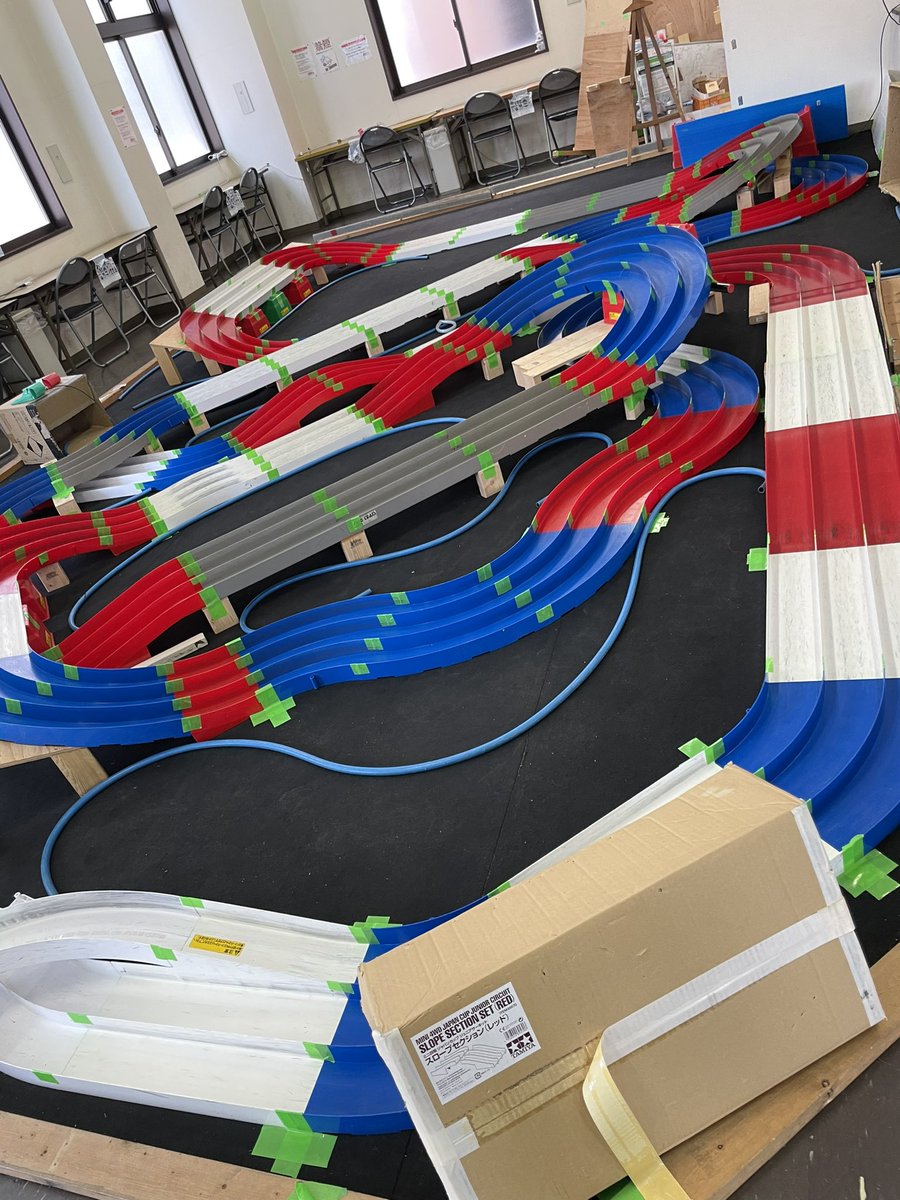 今日は息子とミニ四駆を買って
友達のギター工房にてギターをメンテ

少年に戻れた1日でした！