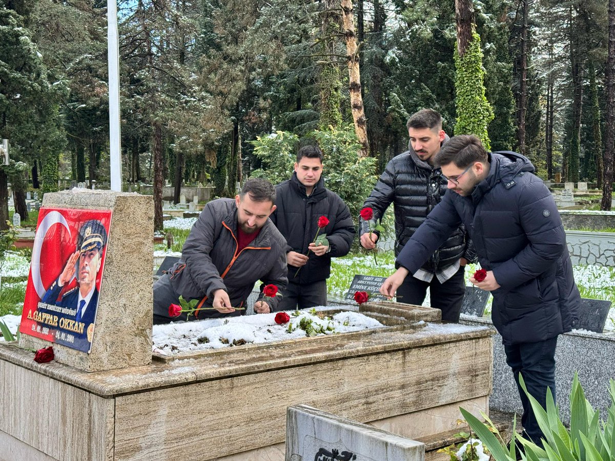 hserdarakgun's tweet photo. Polis Haftası kapsamında, Hendek İlçe Gençlik Kolları Başkanımız Vatan İsmailoğlu ve İl Gençlik Kolları yönetimimiz ile birlikte, vatan uğruna şehadet mertebesine erişen kahraman Emniyet Müdürümüz Ali Gaffar Okkan’ın kabrini ziyaret ettik.
Aziz şehidimizi rahmet, minnet ve dualarla andık.
Bu topraklara can veren her kahramanımızın hatırası bizlere emanettir.