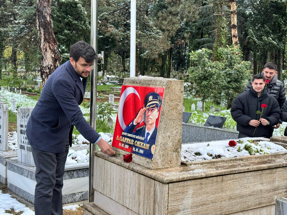 hserdarakgun's tweet photo. Polis Haftası kapsamında, Hendek İlçe Gençlik Kolları Başkanımız Vatan İsmailoğlu ve İl Gençlik Kolları yönetimimiz ile birlikte, vatan uğruna şehadet mertebesine erişen kahraman Emniyet Müdürümüz Ali Gaffar Okkan’ın kabrini ziyaret ettik.
Aziz şehidimizi rahmet, minnet ve dualarla andık.
Bu topraklara can veren her kahramanımızın hatırası bizlere emanettir.