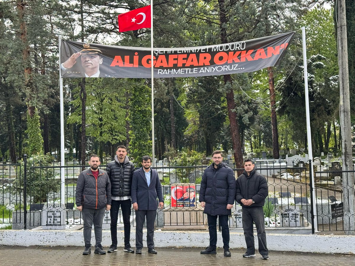 hserdarakgun's tweet photo. Polis Haftası kapsamında, Hendek İlçe Gençlik Kolları Başkanımız Vatan İsmailoğlu ve İl Gençlik Kolları yönetimimiz ile birlikte, vatan uğruna şehadet mertebesine erişen kahraman Emniyet Müdürümüz Ali Gaffar Okkan’ın kabrini ziyaret ettik.
Aziz şehidimizi rahmet, minnet ve dualarla andık.
Bu topraklara can veren her kahramanımızın hatırası bizlere emanettir.