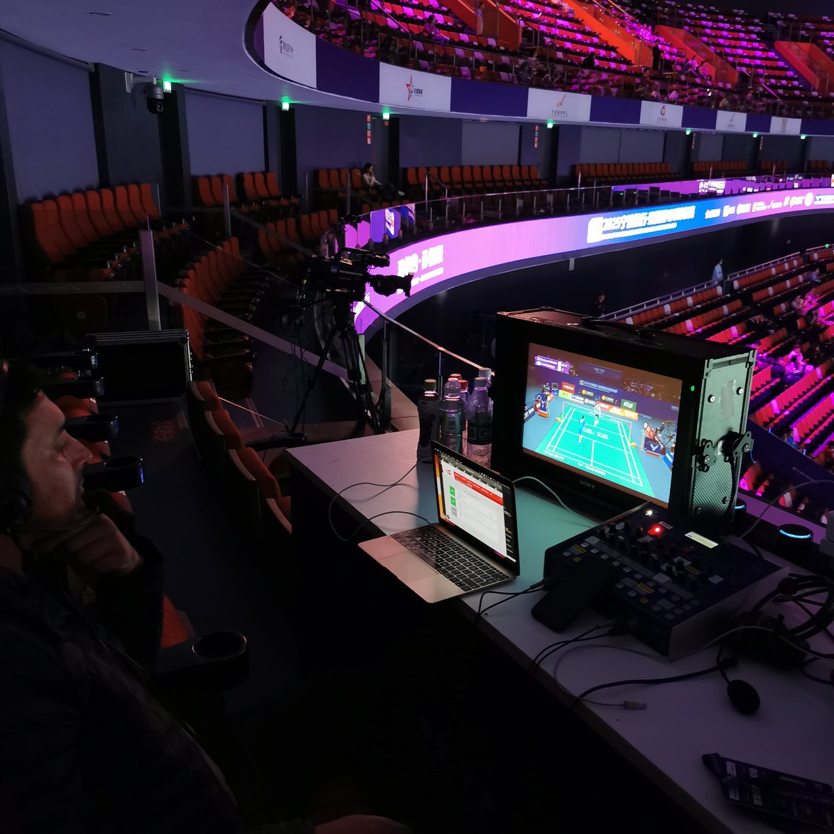 wschooi's tweet image. Badminton Asia Championships 2025. 

Behind the scene:
Commentator - Roshan Rai in action.