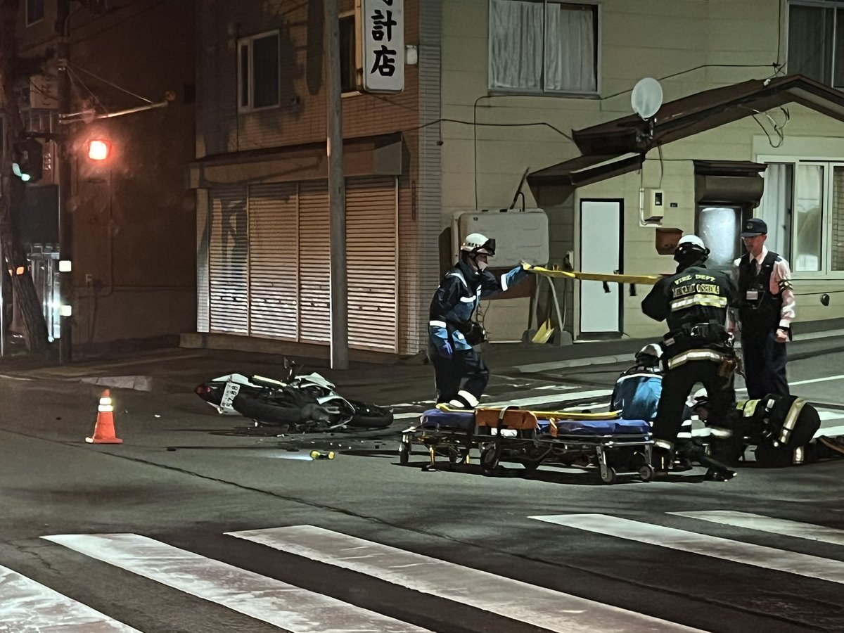 DAX_R1000's tweet photo. @hakodate119 
七飯本町交番前でバイクと車の事故。　救急車対応中なので通過の際ご注意ください。 https://t.co/Y69QVVKoie