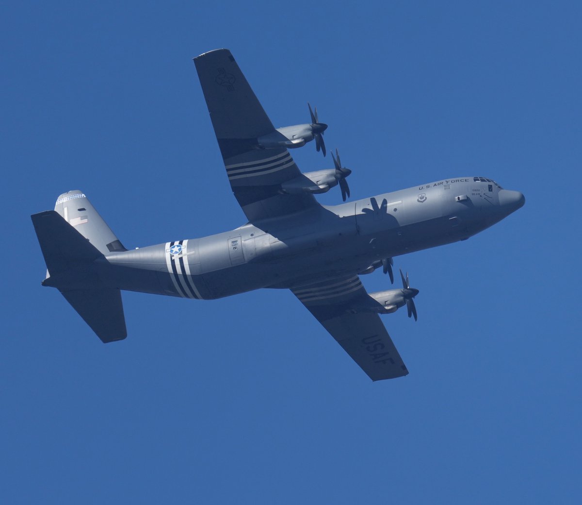Pfalzfoto's tweet photo. Heute wieder Rundflug bei schönstem Frühlingswetter.

#USAF #RamsteinAirBase #Lockheed #C130J #SuperHercules https://t.co/rRsgQeaCSC