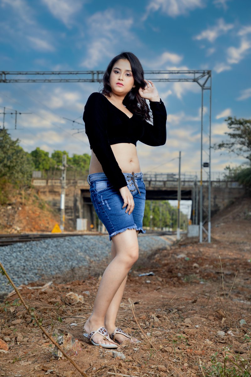 Trinetraphotogy's tweet image. Fashion is the armor — and she’s ready for the world.
#BossModel #InTheFrame #PhotoPerfection #FashionEditorialShoot #QueenMoves