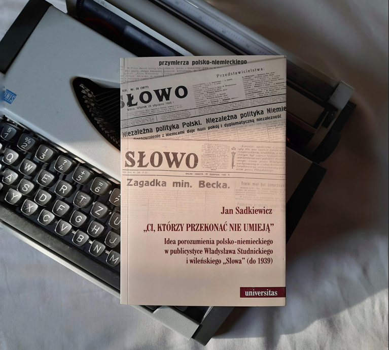 JanSadkiewicz's tweet photo. „Ta wojna, którą z Niemcami dziś prowadzimy na artykuły, demonstracje, wrzaski, na wymachiwanie pięściami – to nie wojna, lecz jakaś onania wojenna, która prócz zmęczenia i wyczerpania organizmów państwowych i ich sił patriotycznych nic przynieść nie może” ~ #CatMackiewicz (1932) https://t.co/FVAQGQXLsB