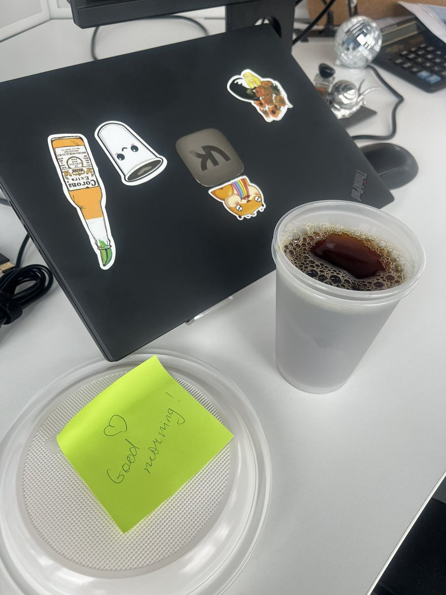 idiotsnail's tweet photo. Еле доползла до работы под конец недели, а тут забота от коллег: кофе и бутеры❤️‍🩹🥹 люблю https://t.co/s9AwqjdphF