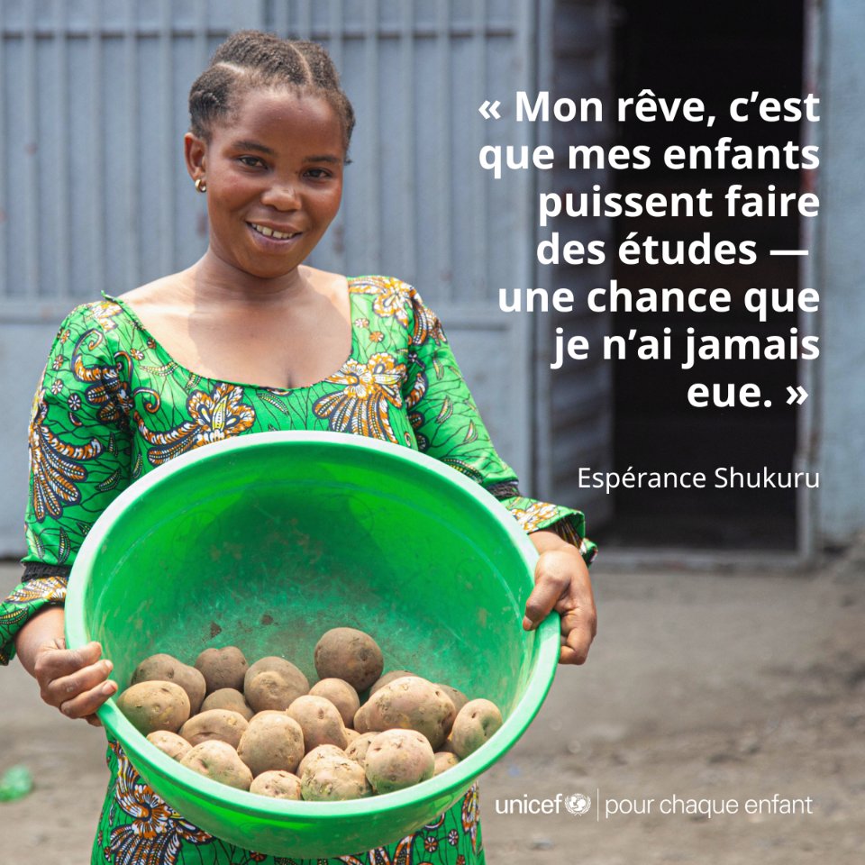 📲Grâce aux transferts monétaires mobiles soutenus par <a href="/GermanyDiplo/">GermanForeignOffice</a>, +4200 familles déplacées à l’est de la RD Congo peuvent décider ce qui est essentiel pour leurs enfants.

Espérance a lancé un commerce de légumes, couvrant les dépenses quotidiennes et épargnant pour l'avenir.