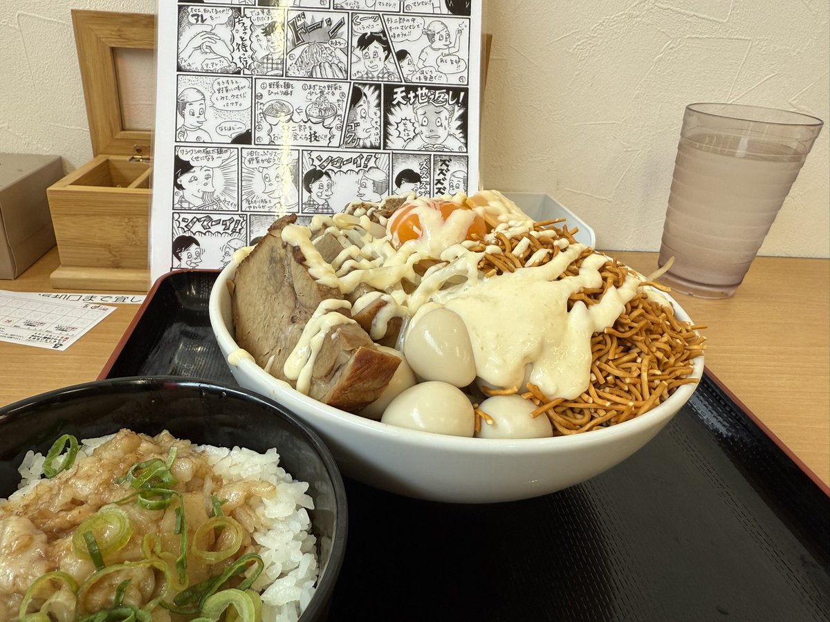 1111y1111y's tweet photo. BREAK DOWN THE WALLS(壁を壊せ)
初✨
下松店限定のメニュー
「B.D.T.W.盛り」(1,770円)
汁なし!
ヤサイマシ、肉マシ
ラーメンスナック
うずらの卵5個
チェダーチーズなどのトッピング付き!
これが二郎ちゃんかー‼️
#二郎系
#RAMENOFTODAY
#ラーメンオブトゥデイ下松店 https://t.co/HuY5K1G6gA