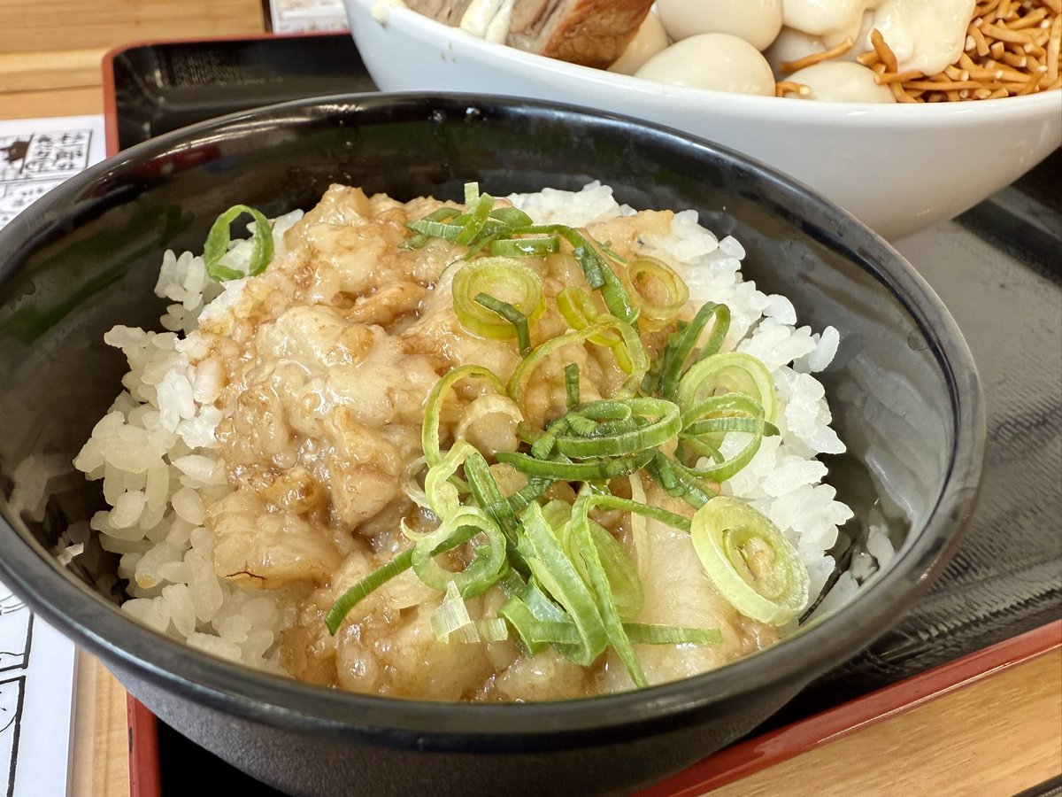 1111y1111y's tweet photo. BREAK DOWN THE WALLS(壁を壊せ)
初✨
下松店限定のメニュー
「B.D.T.W.盛り」(1,770円)
汁なし!
ヤサイマシ、肉マシ
ラーメンスナック
うずらの卵5個
チェダーチーズなどのトッピング付き!
これが二郎ちゃんかー‼️
#二郎系
#RAMENOFTODAY
#ラーメンオブトゥデイ下松店 https://t.co/HuY5K1G6gA