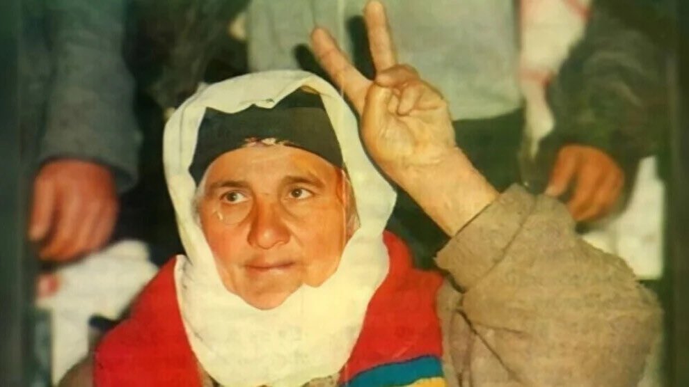 Vefatının 32. yıldönümünde direnişin ve isyanın tanrıçası Üveyş Ana’yı minnetle anıyoruz.

Direnişçi Kürt Kadın kimliğine katkılarına bağlılığımızı ve kadın devrimini gerçekleştirme iddiamızı yineliyoruz.