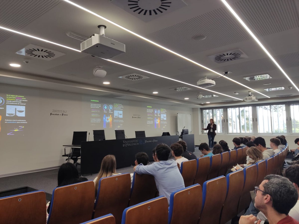 IFICorpuscular's tweet photo. ¡Hoy tenemos nuestra #masterclass sobre el experimento #LHCb! Los y las estudiantes están pasando una mañana muy divertida compartiendo nuevos conocimientos. 🌌
🔗 https://t.co/VLkwtEcc5K
📍 Podéis encontrarnos en la @FacFisicaUV https://t.co/R4DIMkGprw
