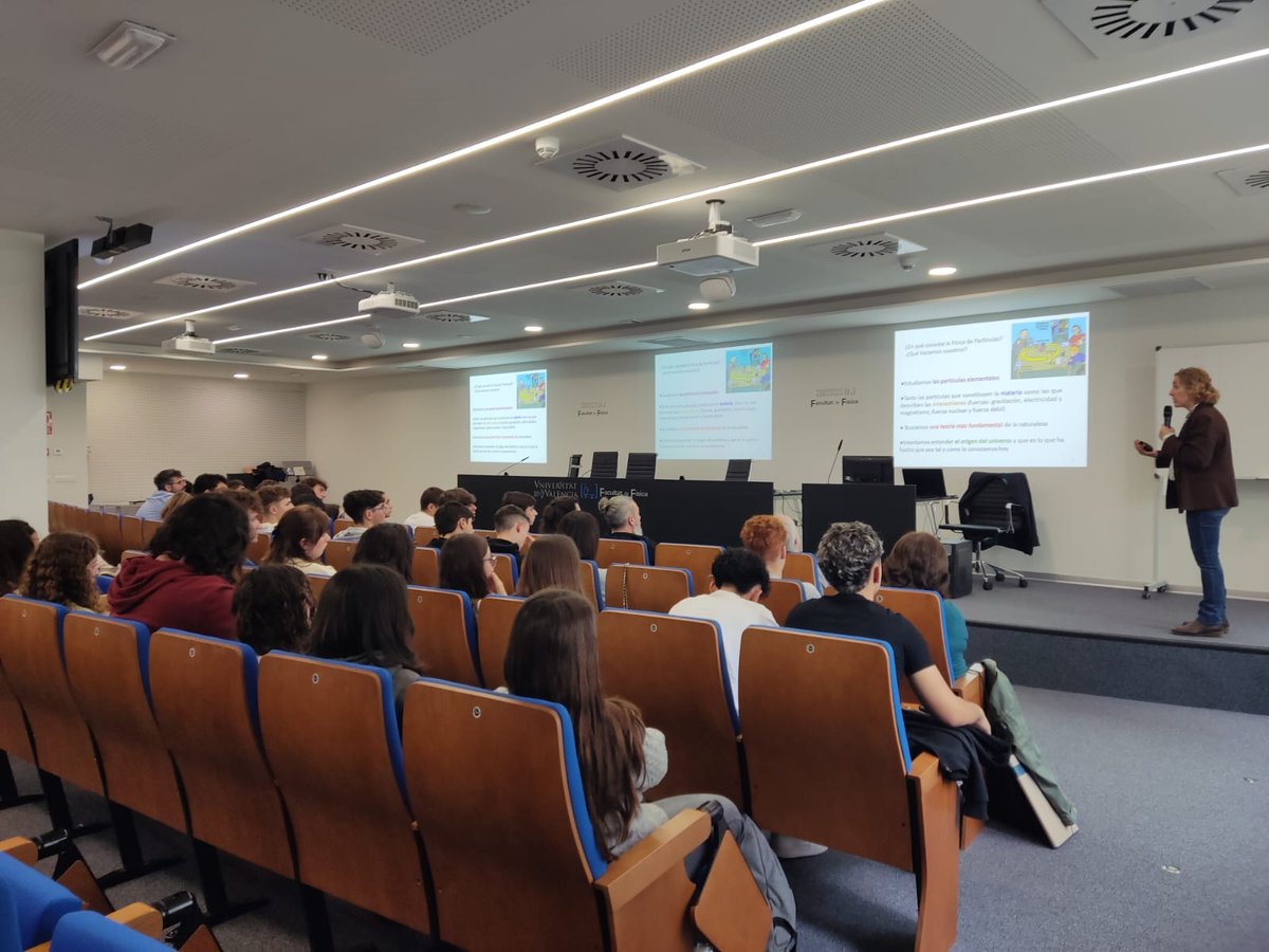 IFICorpuscular's tweet photo. ¡Hoy tenemos nuestra #masterclass sobre el experimento #LHCb! Los y las estudiantes están pasando una mañana muy divertida compartiendo nuevos conocimientos. 🌌
🔗 https://t.co/VLkwtEcc5K
📍 Podéis encontrarnos en la @FacFisicaUV https://t.co/R4DIMkGprw
