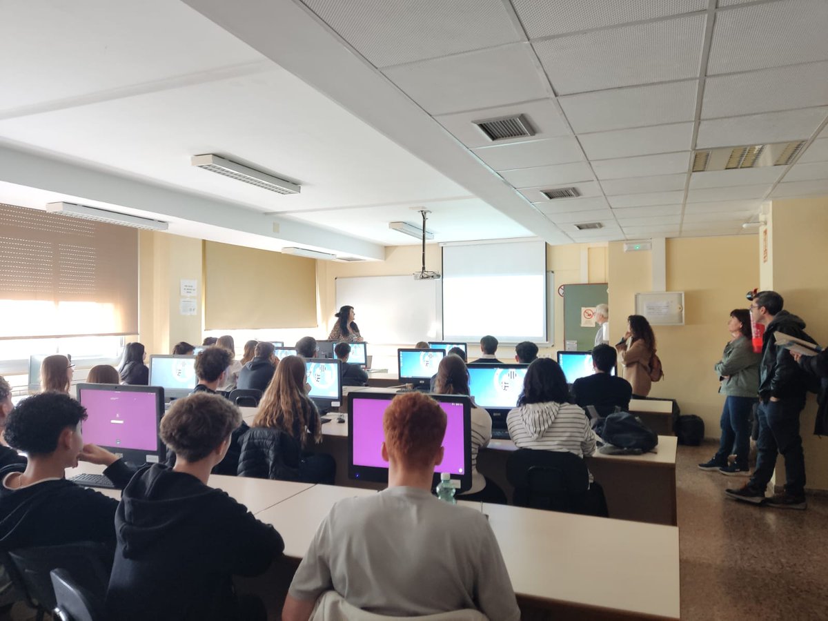 IFICorpuscular's tweet photo. ¡Hoy tenemos nuestra #masterclass sobre el experimento #LHCb! Los y las estudiantes están pasando una mañana muy divertida compartiendo nuevos conocimientos. 🌌
🔗 https://t.co/VLkwtEcc5K
📍 Podéis encontrarnos en la @FacFisicaUV https://t.co/R4DIMkGprw