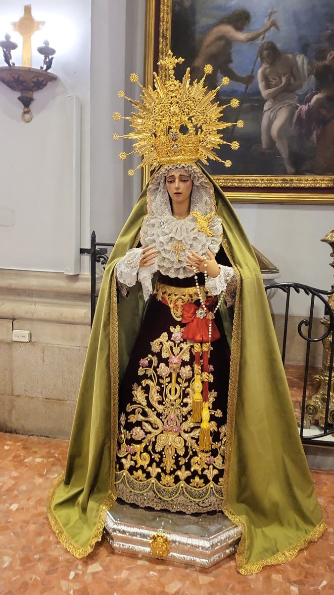 #Actualidad CAMBIO DE ATAVIO
Nuestra Señora de la Esperanza de Madrid luce ataviada de reina.