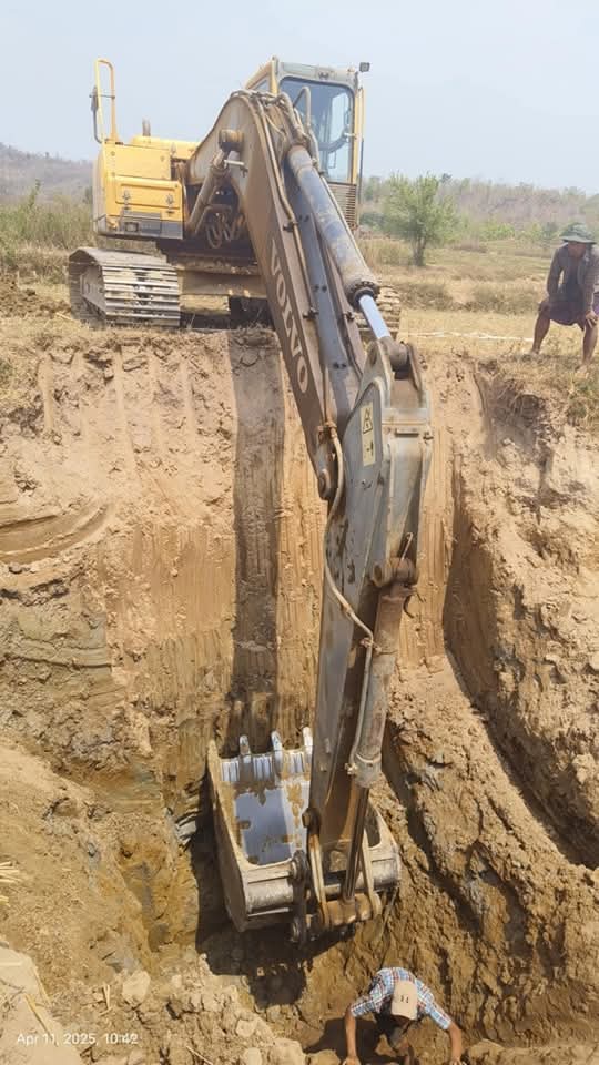 lacquerbreeze's tweet photo. Apr 11, 3:40 am, terrorist #Military dropped 2 aerial b0mbs on the #ThaeChaung village (#KachinKone), located on eastern side of #Shwebo-#Myitkyina road in #Kawlin Twsp, #Sagaing rgn, 1 of which remained unexploded.
#WhatsHappeningInMyanmar
#2025Apr11Coup
#CrimesAgainstHumanity https://t.co/mDSMMRqSkH