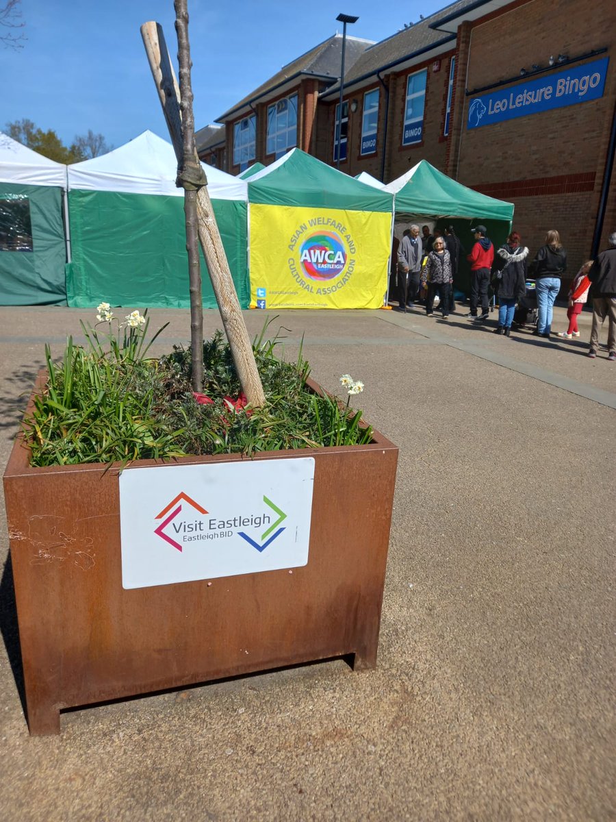 VisitEastleigh's tweet photo. 🍛The lovely guys at AWCA - Asian Welfare and Cultural Association Eastleigh put on another fabulous community lunch yesterday!
👏💙Thanks to the AWCA for putting on this event every year 👏💙
https://t.co/SztxDn1WuF
#community #eastleigh #awca https://t.co/0ubP45zVfU