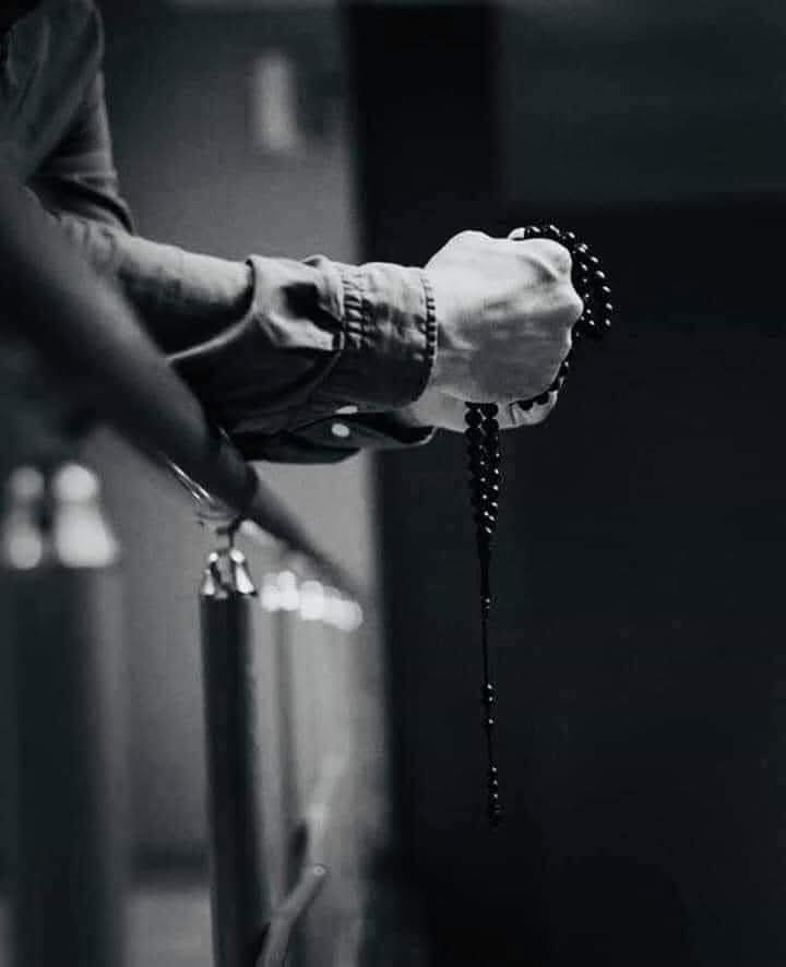 Kalp dertlenir,
Sen duâyı hatırla..