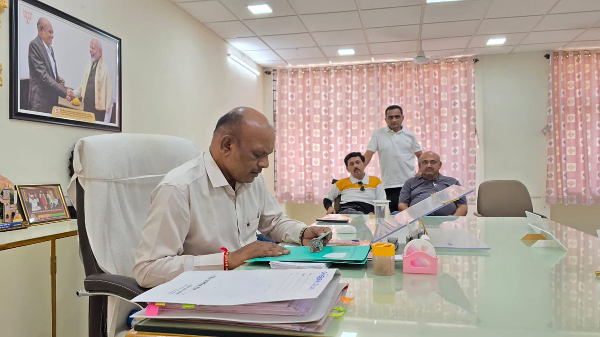 bharatsutariamp's tweet photo. આજરોજ મારી ઓફિસ ખાતે અરજદારોના પ્રશ્નો અને રજૂઆતો સાંભળી, તમામ મુદ્દાઓને ધ્યાનમાં લઈ, યોગ્ય નિરાકરણ માટે સંબંધિત અધિકારીશ્રીઓને ટેલિફોનિક સૂચનાઓ આપી અને અરજદારોને શક્ય એટલું ઝડપથી અને સકારાત્મક રીતે સહાય મળી શકે એ માટે જરૂરી કાર્યવાહી સુનિશ્ચિત કરવામાં આવી. https://t.co/MzidlRzz1l
