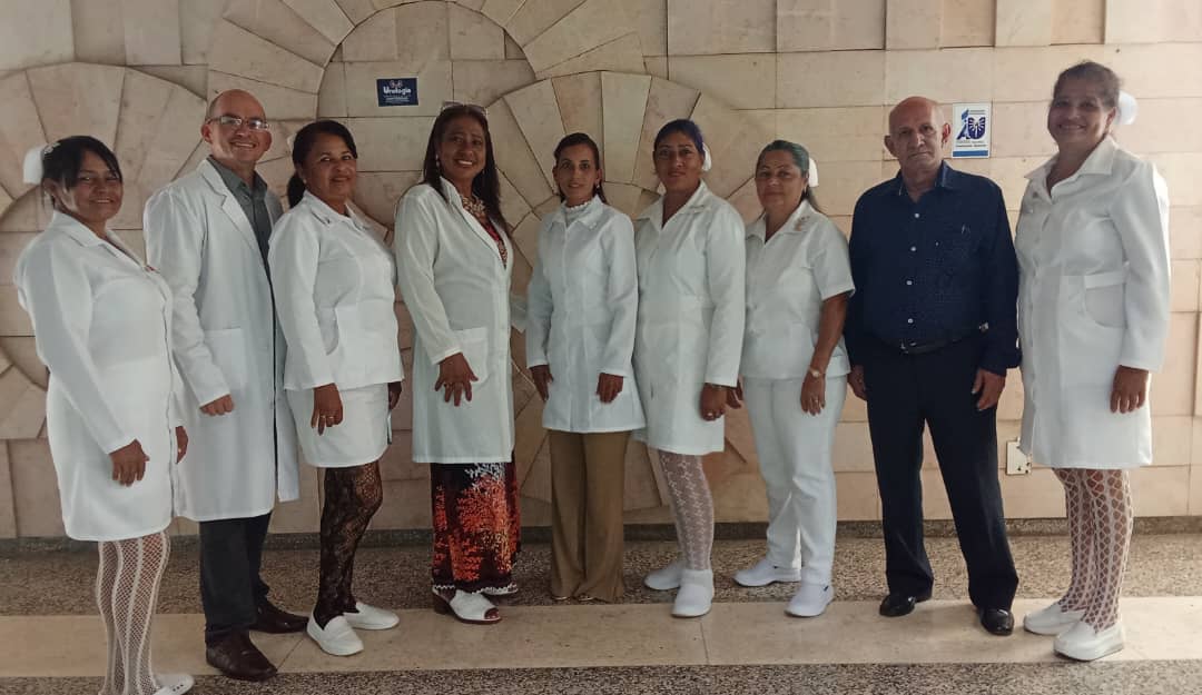 Ruber736455's tweet photo. MUCHAS FELICIDADES!!!
Condecorados en la jornada de hoy varios profesionales del sector de la salud por años de servicio prestados en la docencia. #MunicipioBartoloméMasó. #GranmaVencerá https://t.co/ZlqSO0L9ko