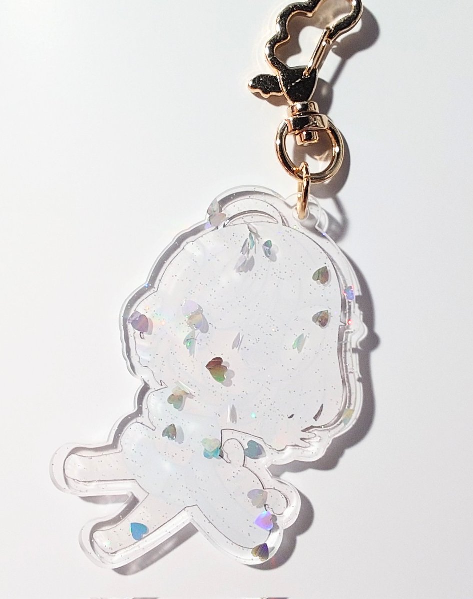 なぞのいきものちゃんの新作アクキー届いた✨️
今回はハートのキラキラが入ったアクリルです! 