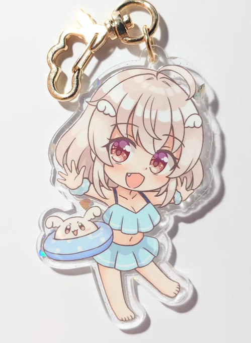 なぞのいきものちゃんの新作アクキー届いた 今回はハートのキラキラが入ったアクリルです!