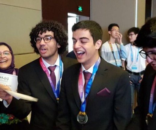 امروز شد ۵ سال بازداشت و زندانی کردن نخبه نجوم و فیزیک، بدون حتی یک روز مرخصی...
#علی_یونسی