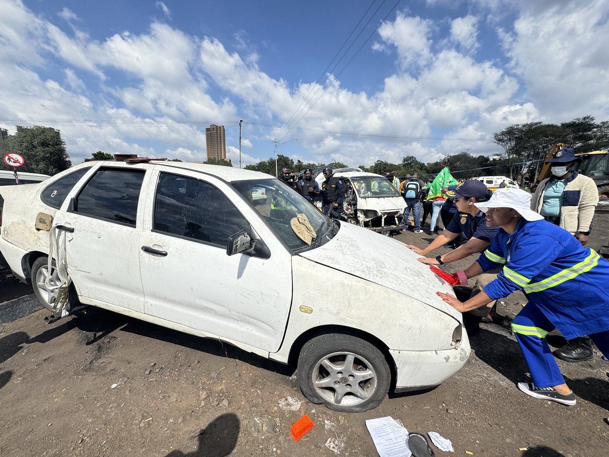 nasiphim's tweet photo. We are in Marabastad this morning for #ReASpana. This area is notorious for uncleanliness and crime. We have focused on impounding several cars that have been dumped illegally in parks in the area. Over the next several days we will be cleaning up this area to ensure that its environment improves. We might not attend to everything at once, but the work has started. @CityTshwane