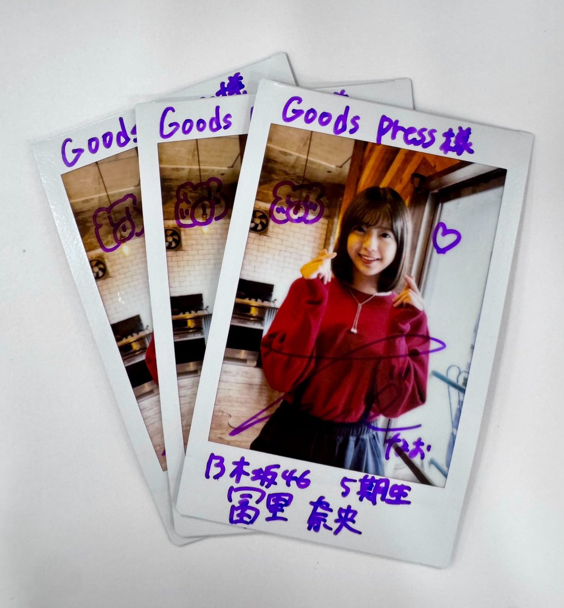 GoodsPress's tweet image. 【読者プレゼント🎁】
発売中の「GoodsPress5月号」では乃木坂46の冨里奈央さんが、カメラを学んで・撮って・楽しむ『NAOGRAPHIC』を連載中！

今月は抽選でサイン入りチェキを1枚プレゼントしちゃいます💖（写真は合計3枚のうち、ランダムとなります）

カメラが趣味だという冨里さん📷…