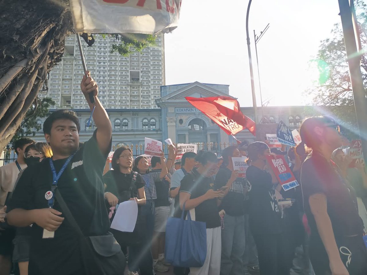 manila_today's tweet photo. TINGNAN: "No to Tuition Fee Increase!" ang sigaw ng mga estudyante ng Adamson University, sa pangunguna ng Ayokong Magmahal Network, bilang pagtutol sa 5% na pagtaas na matrikula o katumbas na P2,500 na diumano'y sagot sa kakulangan ng kagamitan, pasilidad, at sahod ng mga kawani https://t.co/rSJnnmf1fV
