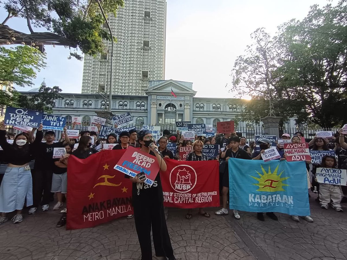 manila_today's tweet photo. TINGNAN: "No to Tuition Fee Increase!" ang sigaw ng mga estudyante ng Adamson University, sa pangunguna ng Ayokong Magmahal Network, bilang pagtutol sa 5% na pagtaas na matrikula o katumbas na P2,500 na diumano'y sagot sa kakulangan ng kagamitan, pasilidad, at sahod ng mga kawani https://t.co/rSJnnmf1fV