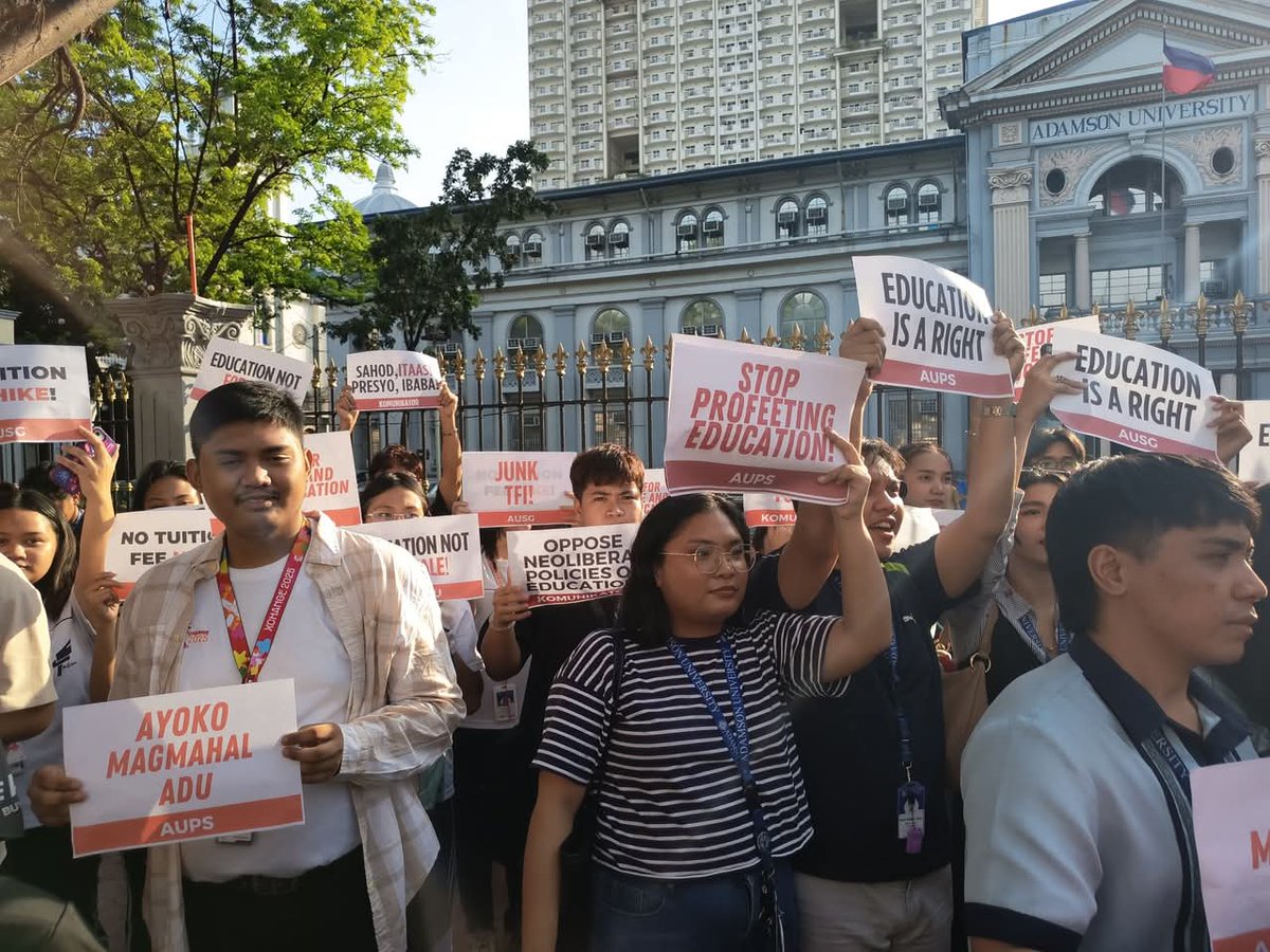 manila_today's tweet photo. TINGNAN: "No to Tuition Fee Increase!" ang sigaw ng mga estudyante ng Adamson University, sa pangunguna ng Ayokong Magmahal Network, bilang pagtutol sa 5% na pagtaas na matrikula o katumbas na P2,500 na diumano'y sagot sa kakulangan ng kagamitan, pasilidad, at sahod ng mga kawani https://t.co/rSJnnmf1fV