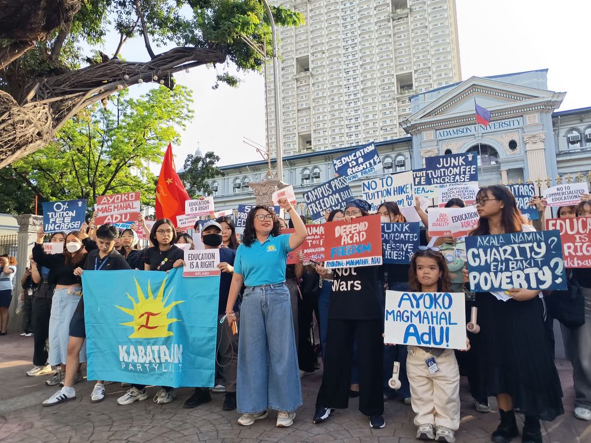 manila_today's tweet photo. TINGNAN: "No to Tuition Fee Increase!" ang sigaw ng mga estudyante ng Adamson University, sa pangunguna ng Ayokong Magmahal Network, bilang pagtutol sa 5% na pagtaas na matrikula o katumbas na P2,500 na diumano'y sagot sa kakulangan ng kagamitan, pasilidad, at sahod ng mga kawani https://t.co/rSJnnmf1fV
